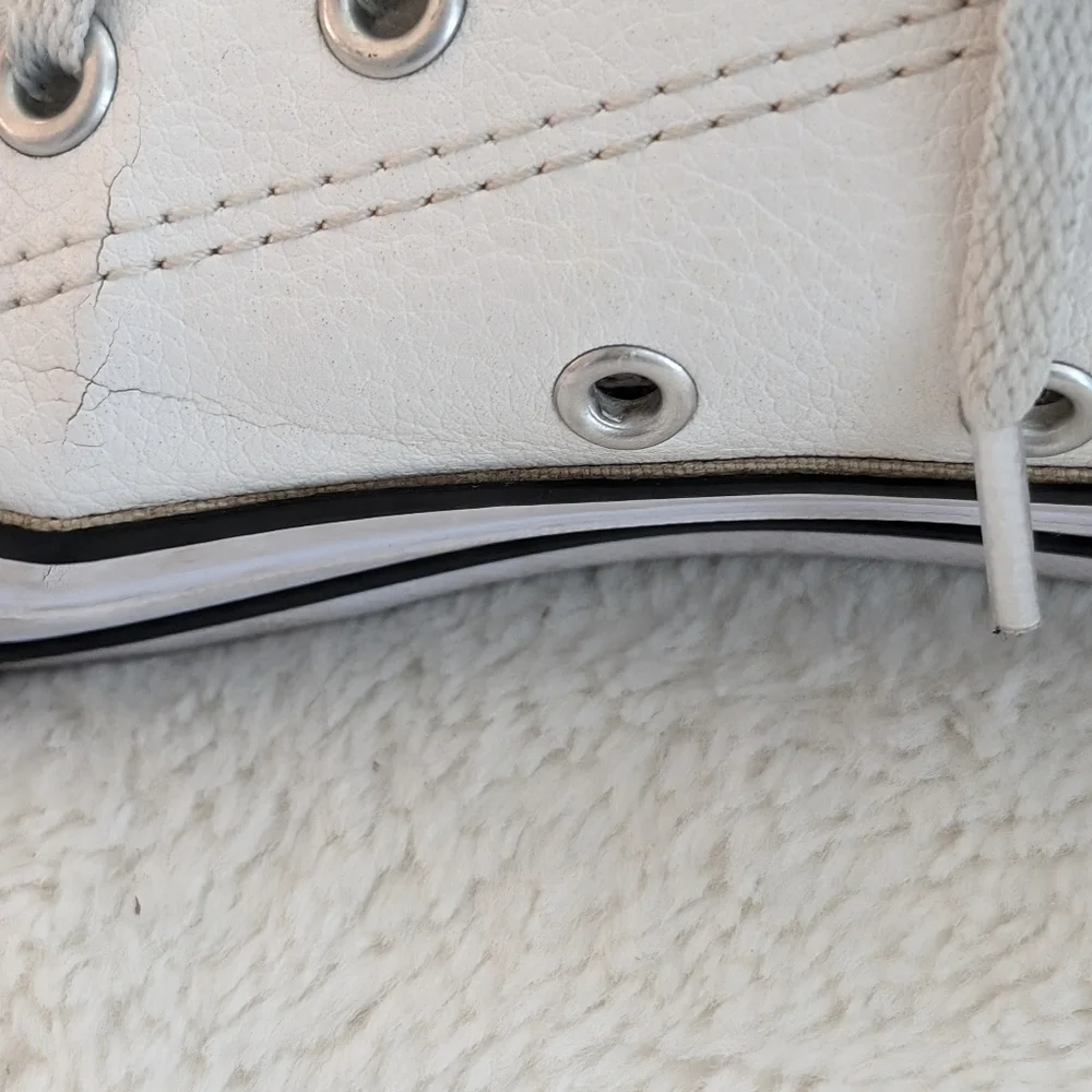 Great Condition: Converse Chuck Taylor All Star Leather Kids 3